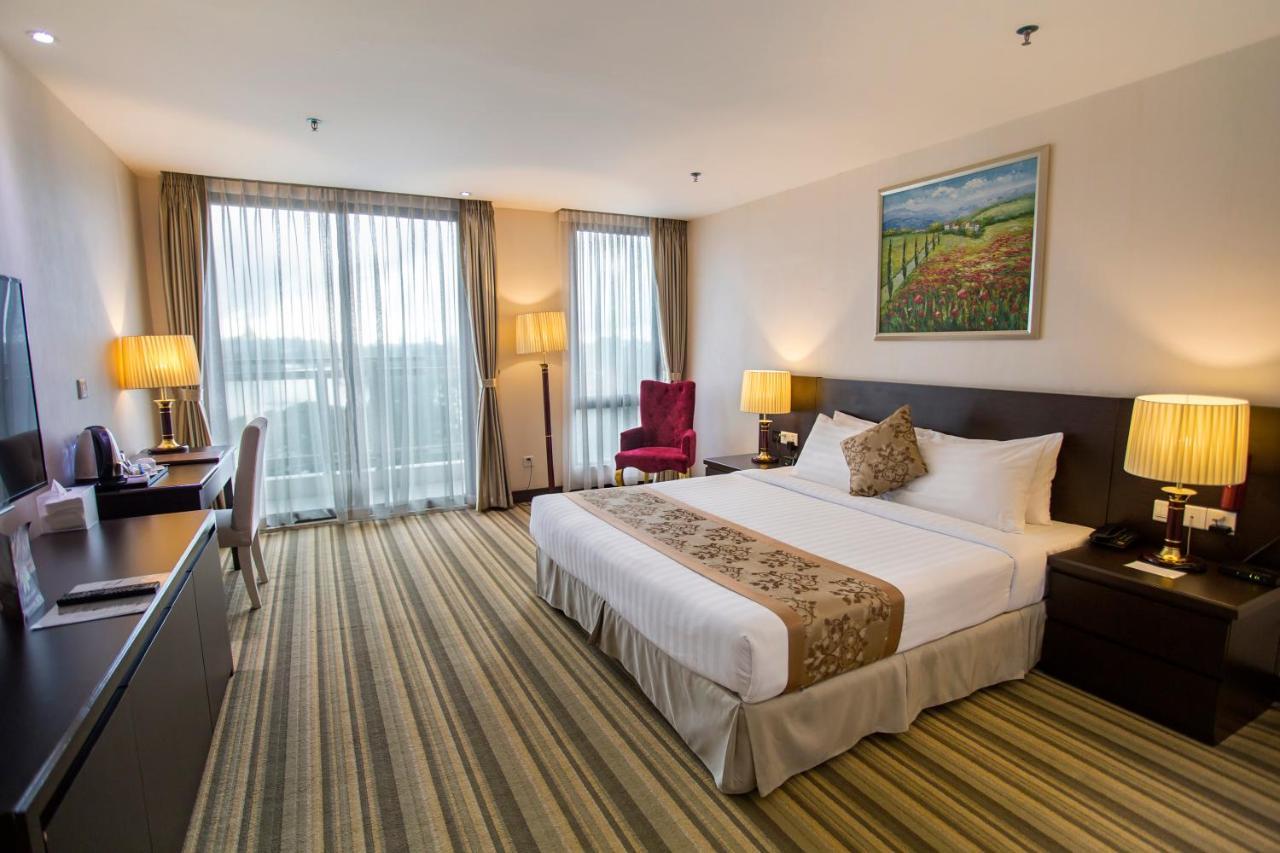 Esperado Lake View Hotel Rangun Zewnętrze zdjęcie