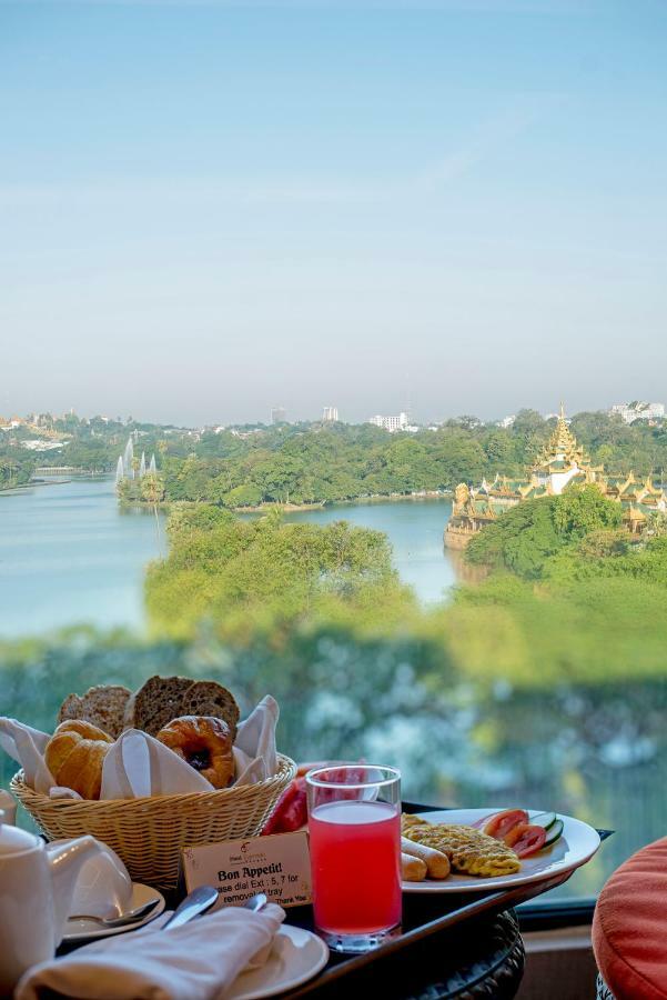 Esperado Lake View Hotel Rangun Zewnętrze zdjęcie